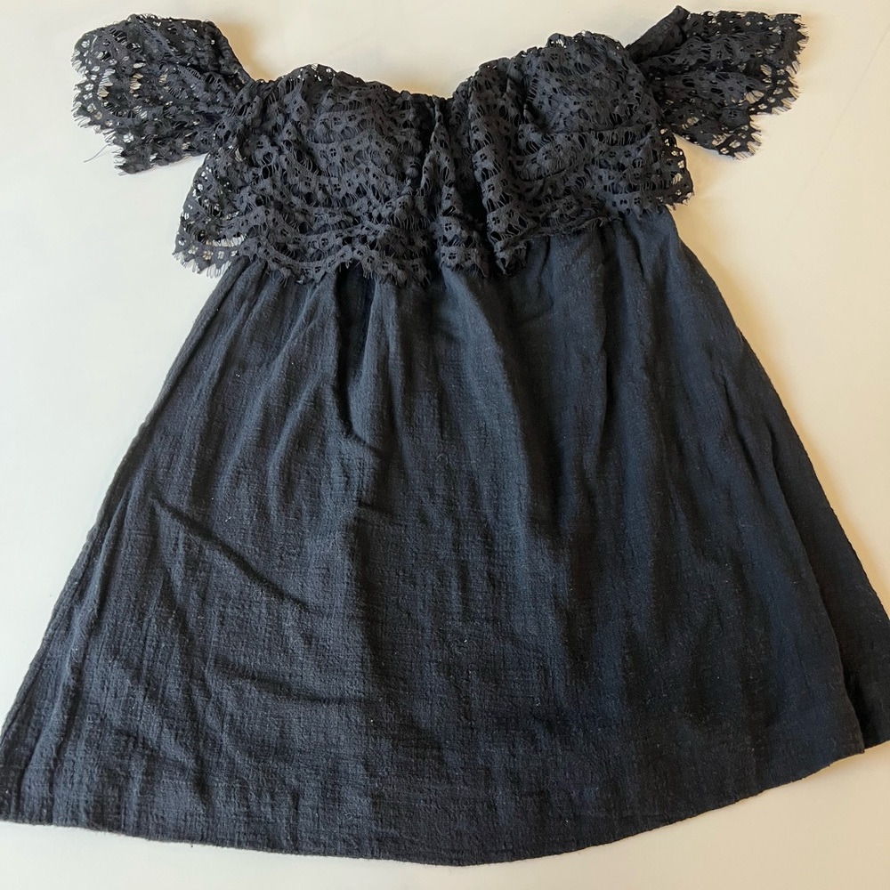 Black Entro lace dress with sleeves